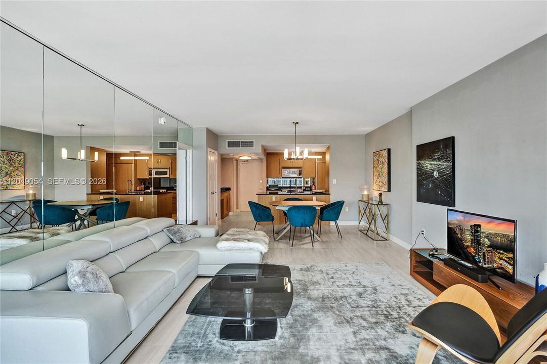 For Sale: $975,000 (1 beds, 1 baths, 896 Square Feet)
