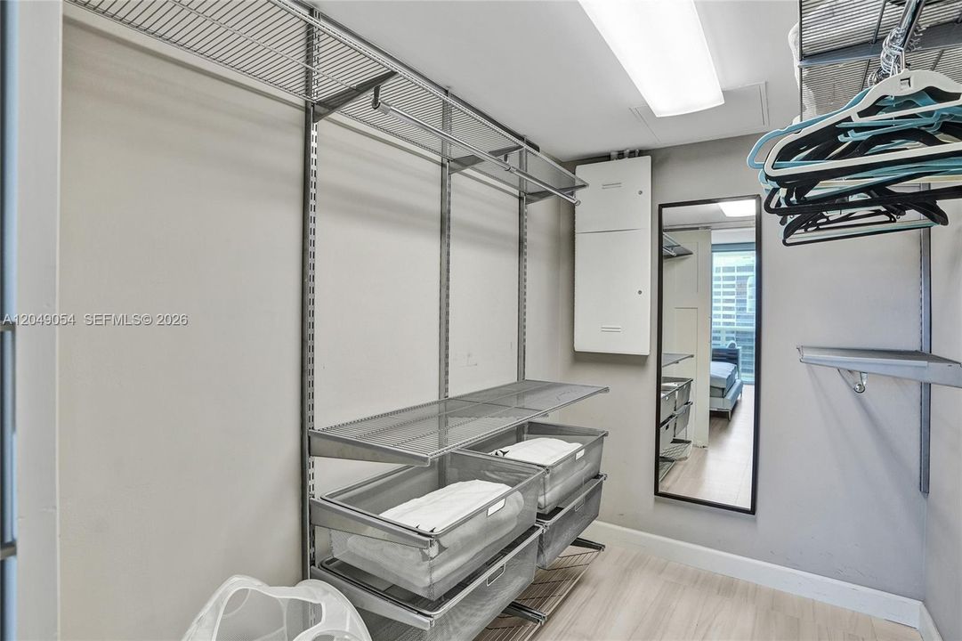 For Sale: $975,000 (1 beds, 1 baths, 896 Square Feet)