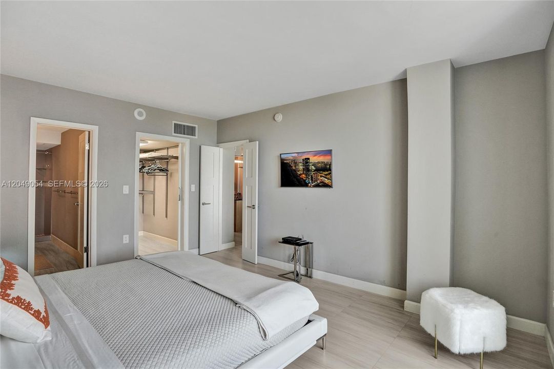 For Sale: $975,000 (1 beds, 1 baths, 896 Square Feet)