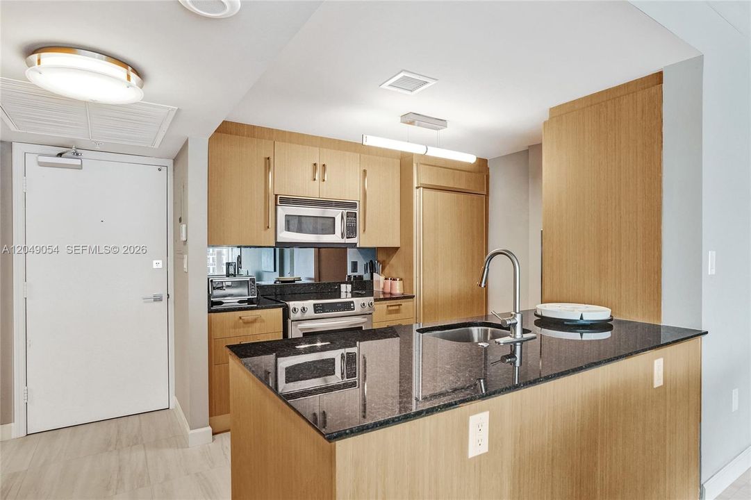 For Sale: $975,000 (1 beds, 1 baths, 896 Square Feet)