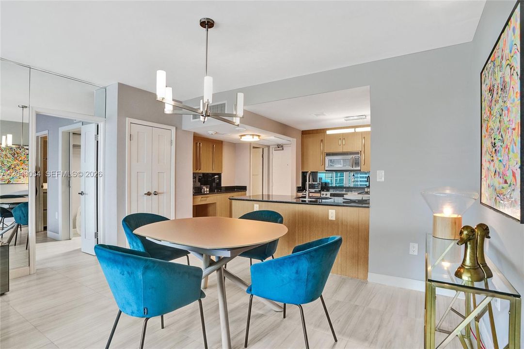 For Sale: $975,000 (1 beds, 1 baths, 896 Square Feet)