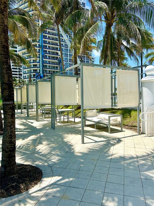 For Sale: $975,000 (1 beds, 1 baths, 896 Square Feet)