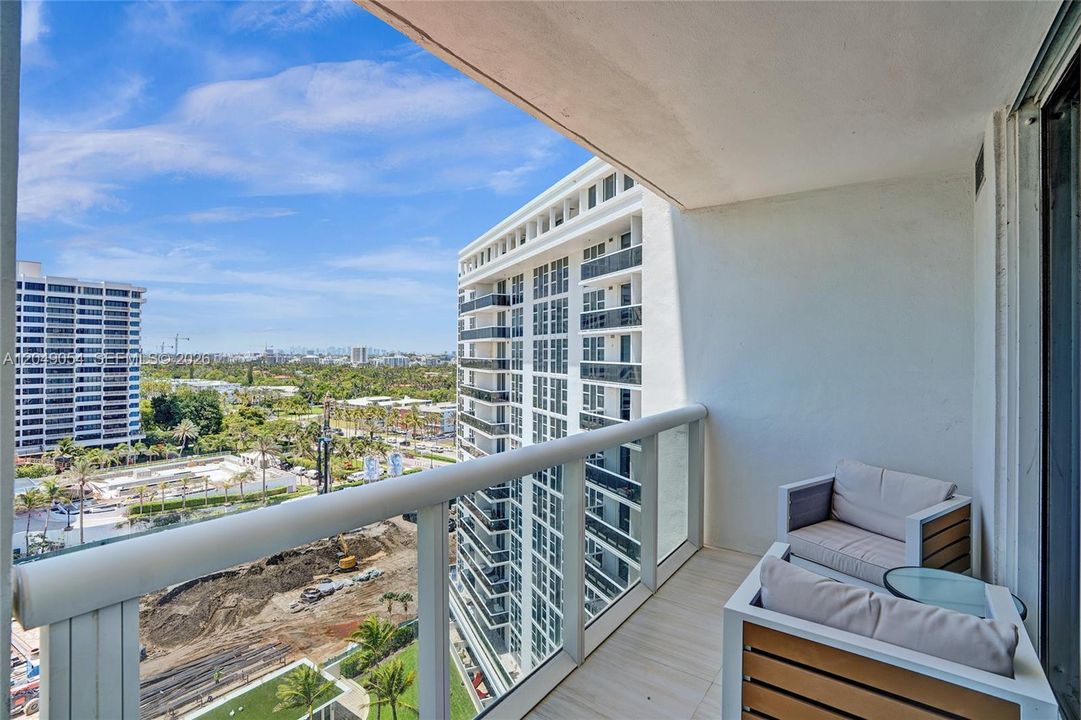 For Sale: $975,000 (1 beds, 1 baths, 896 Square Feet)