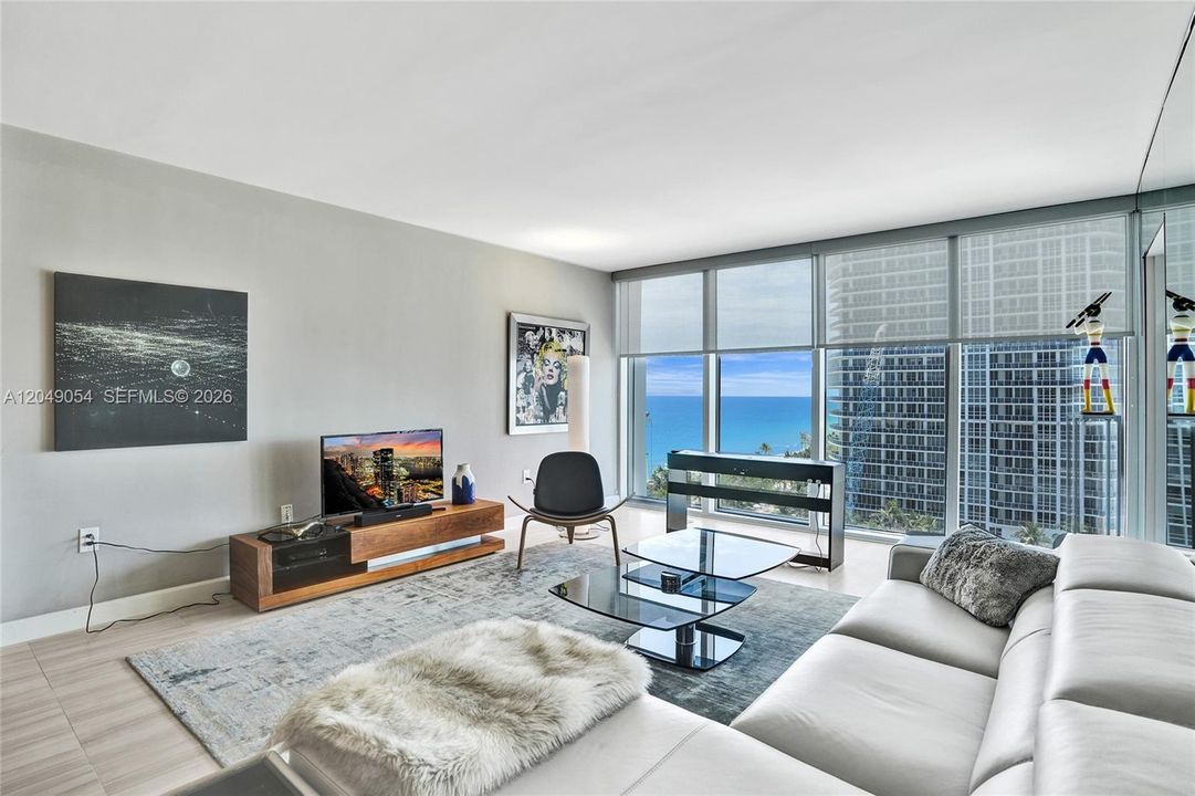For Sale: $975,000 (1 beds, 1 baths, 896 Square Feet)