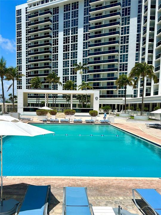 For Sale: $975,000 (1 beds, 1 baths, 896 Square Feet)