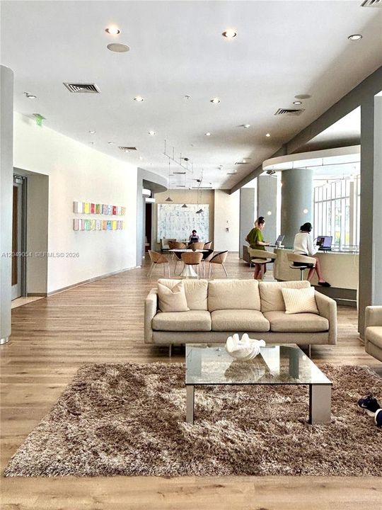 For Sale: $975,000 (1 beds, 1 baths, 896 Square Feet)