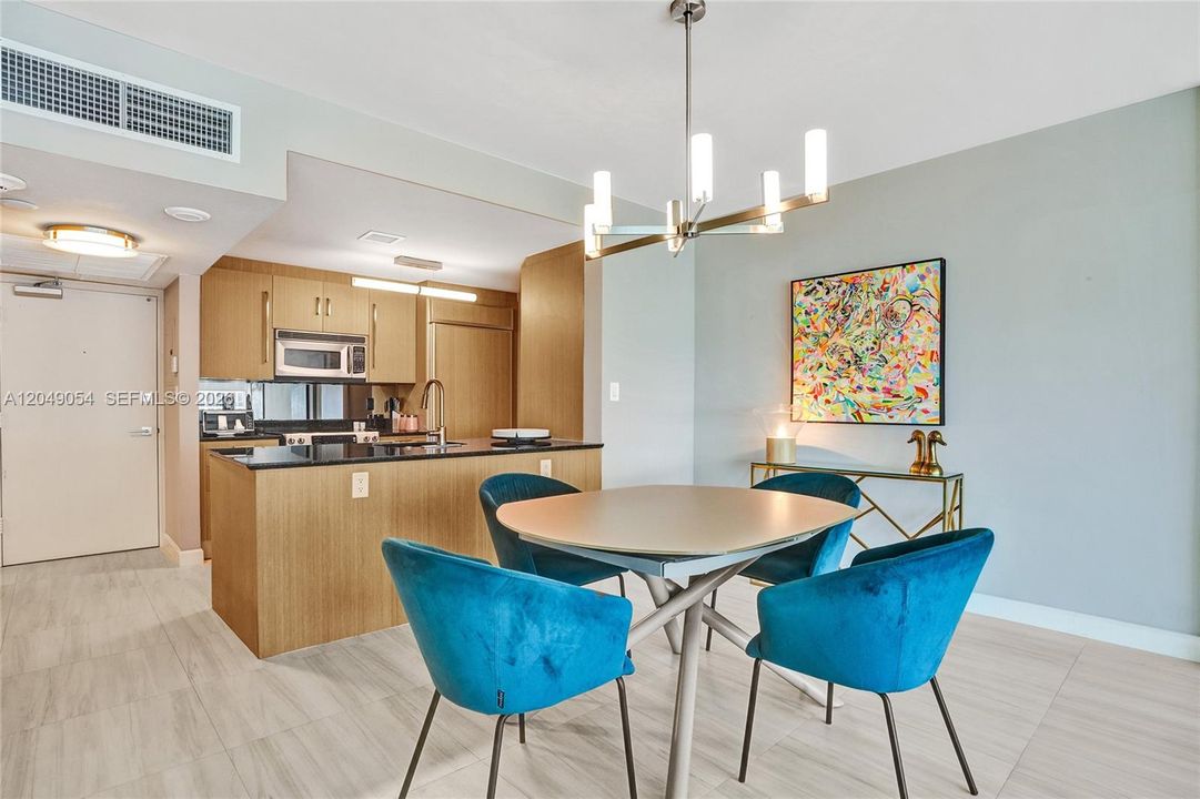 For Sale: $975,000 (1 beds, 1 baths, 896 Square Feet)