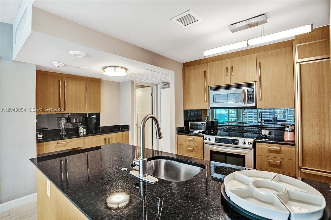 For Sale: $975,000 (1 beds, 1 baths, 896 Square Feet)