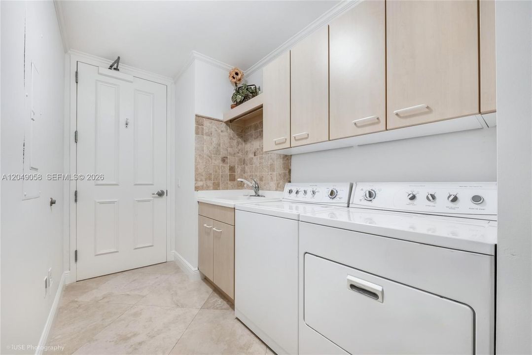 En Venta: $2,299,000 (3 camas, 3 baños, 2972 Pies cuadrados)