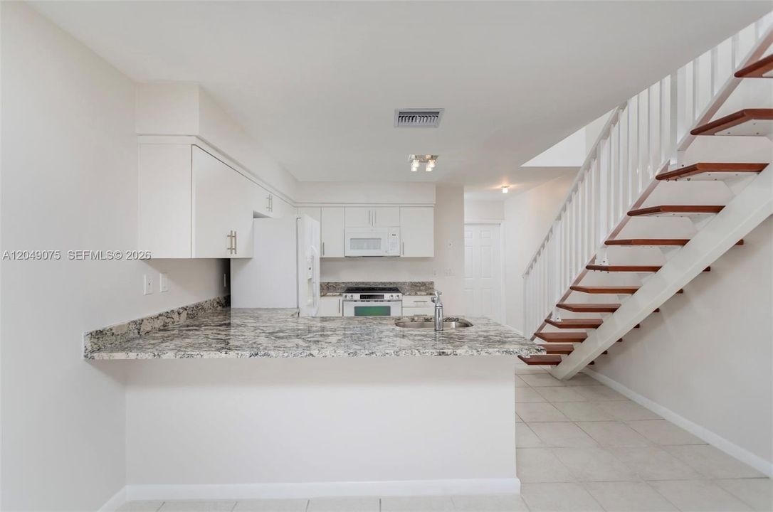 For Rent: $2,400 (2 beds, 1 baths, 1110 Square Feet)