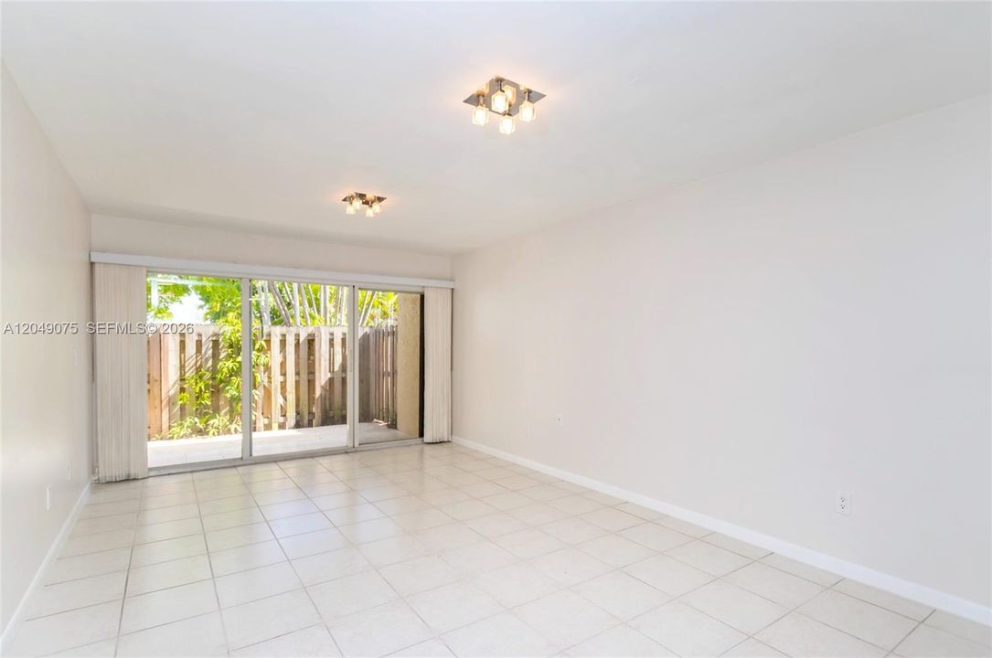 For Rent: $2,400 (2 beds, 1 baths, 1110 Square Feet)