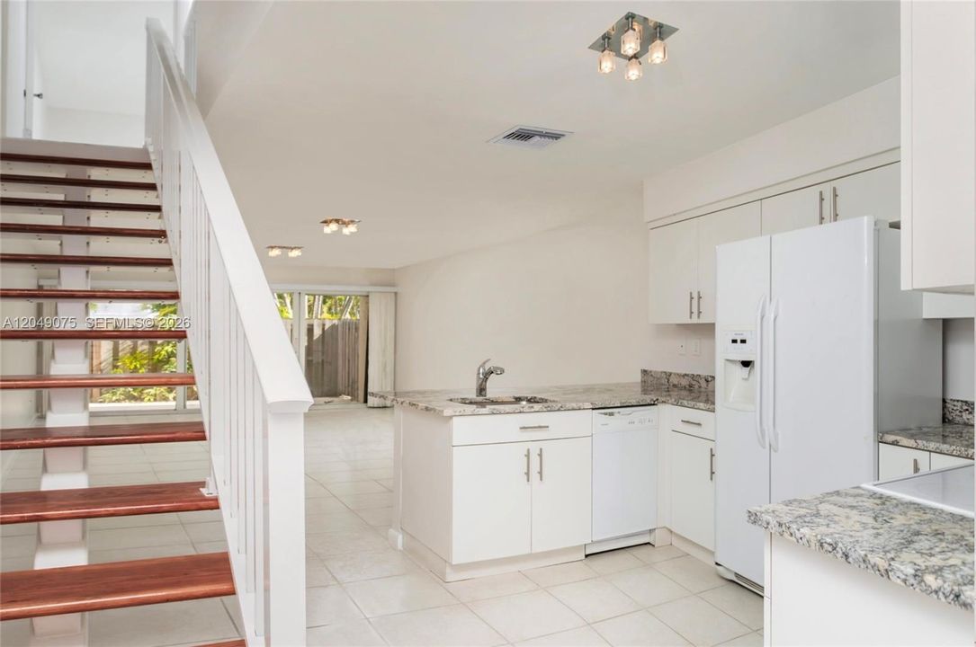 For Rent: $2,400 (2 beds, 1 baths, 1110 Square Feet)