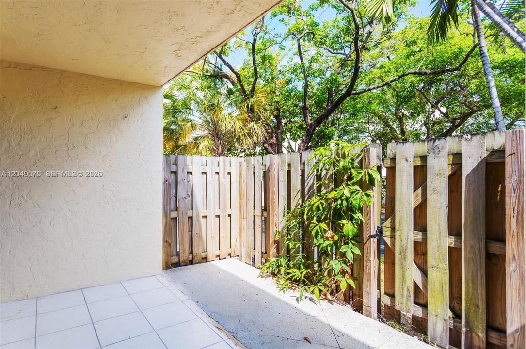 For Rent: $2,400 (2 beds, 1 baths, 1110 Square Feet)