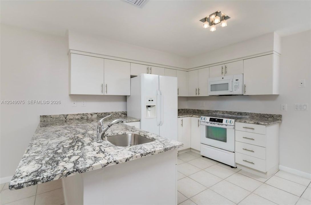 For Rent: $2,400 (2 beds, 1 baths, 1110 Square Feet)