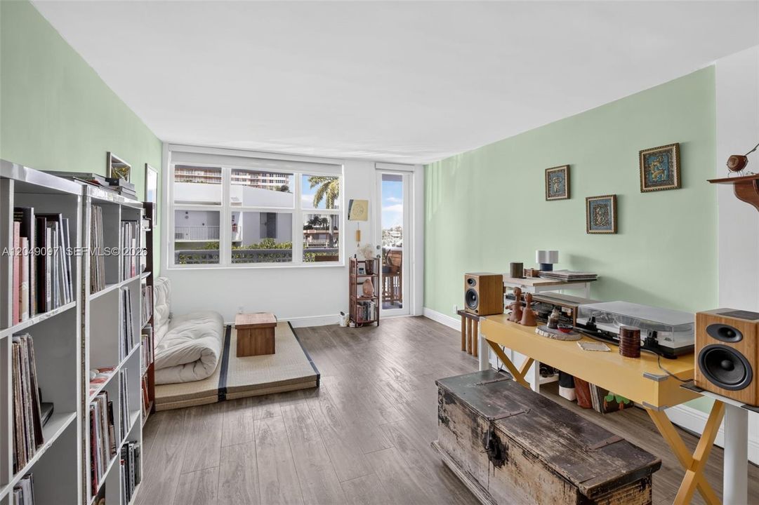 For Sale: $235,000 (1 beds, 1 baths, 700 Square Feet)