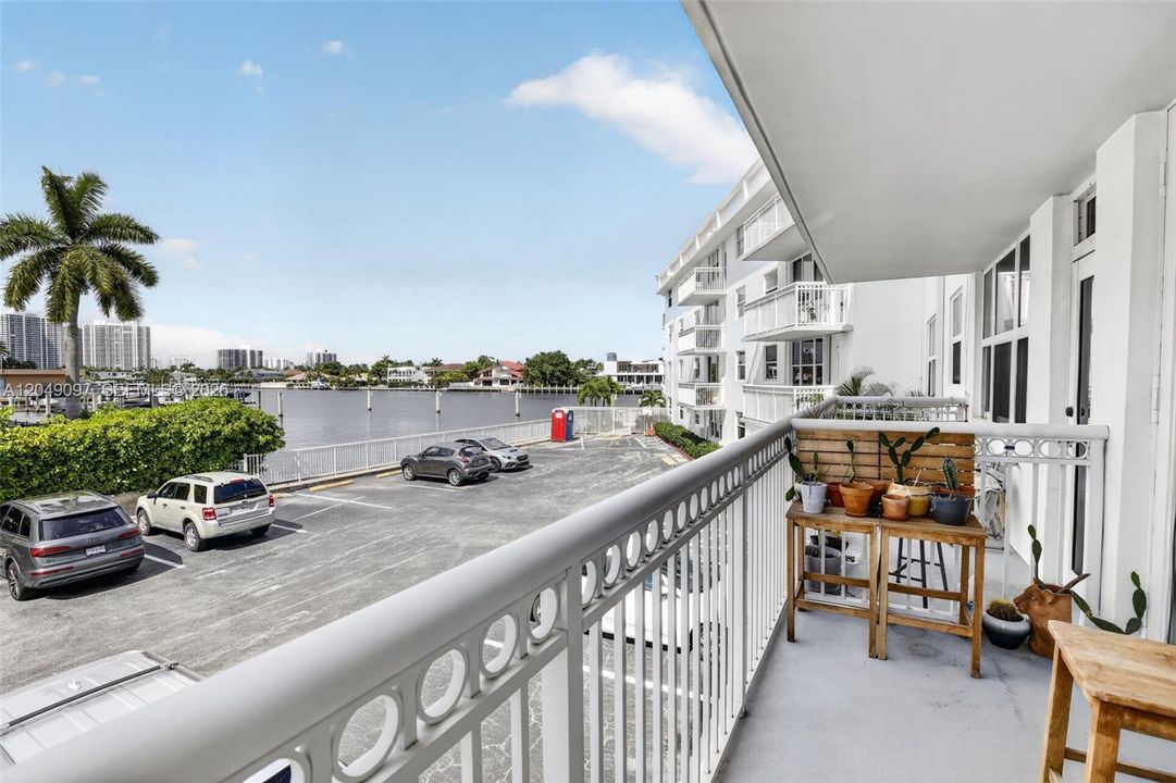 For Sale: $235,000 (1 beds, 1 baths, 700 Square Feet)