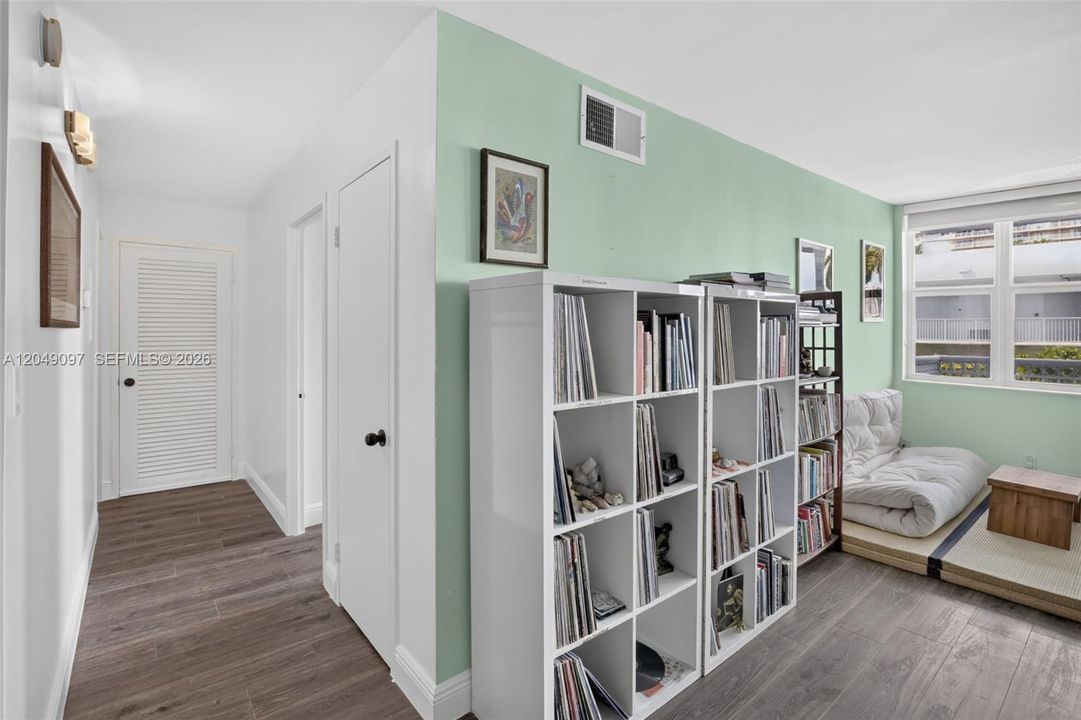 For Sale: $235,000 (1 beds, 1 baths, 700 Square Feet)