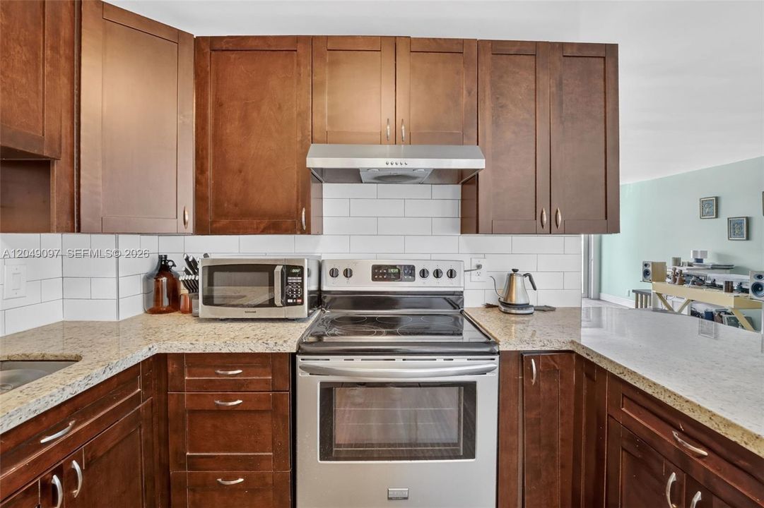 For Sale: $235,000 (1 beds, 1 baths, 700 Square Feet)