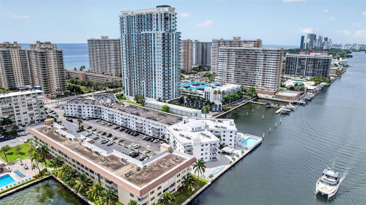 For Sale: $235,000 (1 beds, 1 baths, 700 Square Feet)