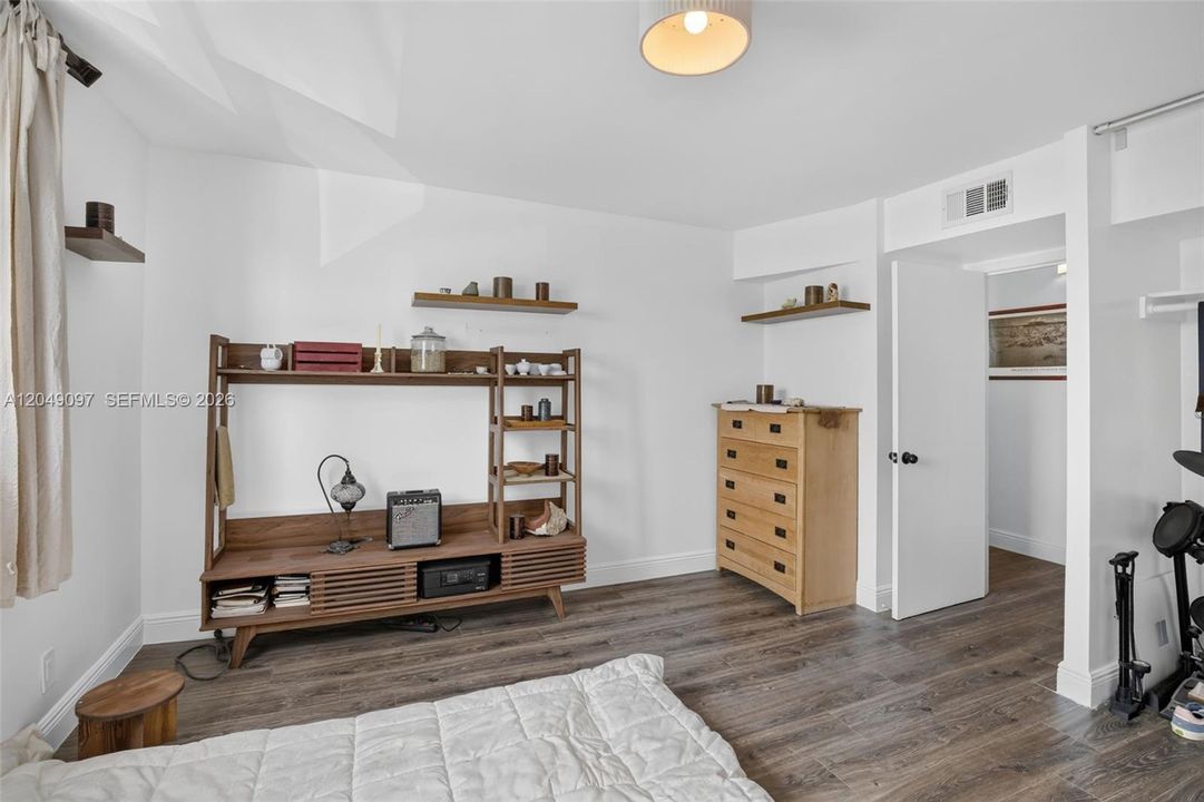 For Sale: $235,000 (1 beds, 1 baths, 700 Square Feet)