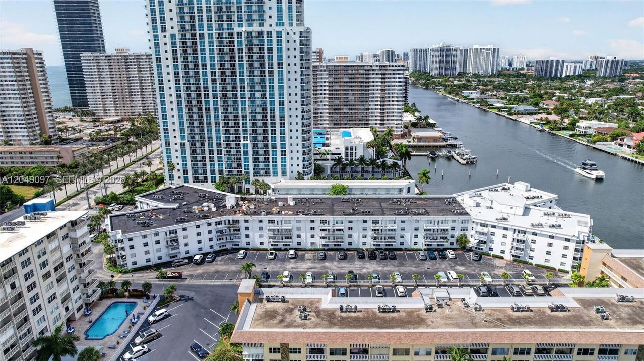 For Sale: $235,000 (1 beds, 1 baths, 700 Square Feet)