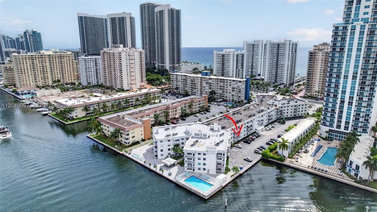 For Sale: $235,000 (1 beds, 1 baths, 700 Square Feet)