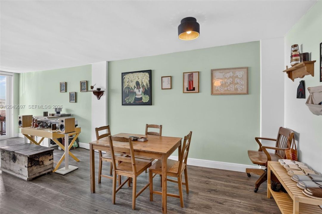 For Sale: $235,000 (1 beds, 1 baths, 700 Square Feet)