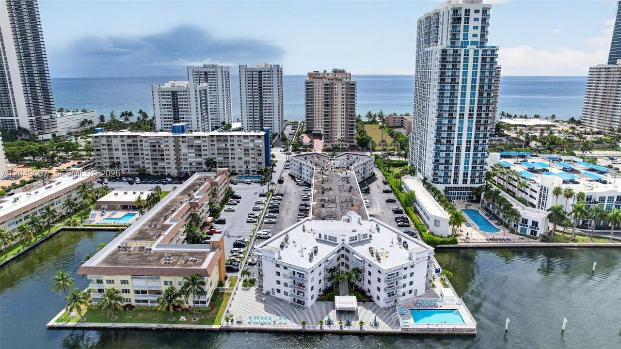 For Sale: $235,000 (1 beds, 1 baths, 700 Square Feet)