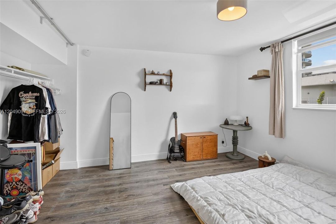 For Sale: $235,000 (1 beds, 1 baths, 700 Square Feet)