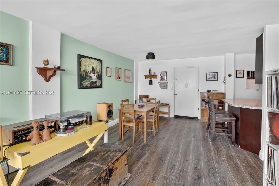 For Sale: $235,000 (1 beds, 1 baths, 700 Square Feet)