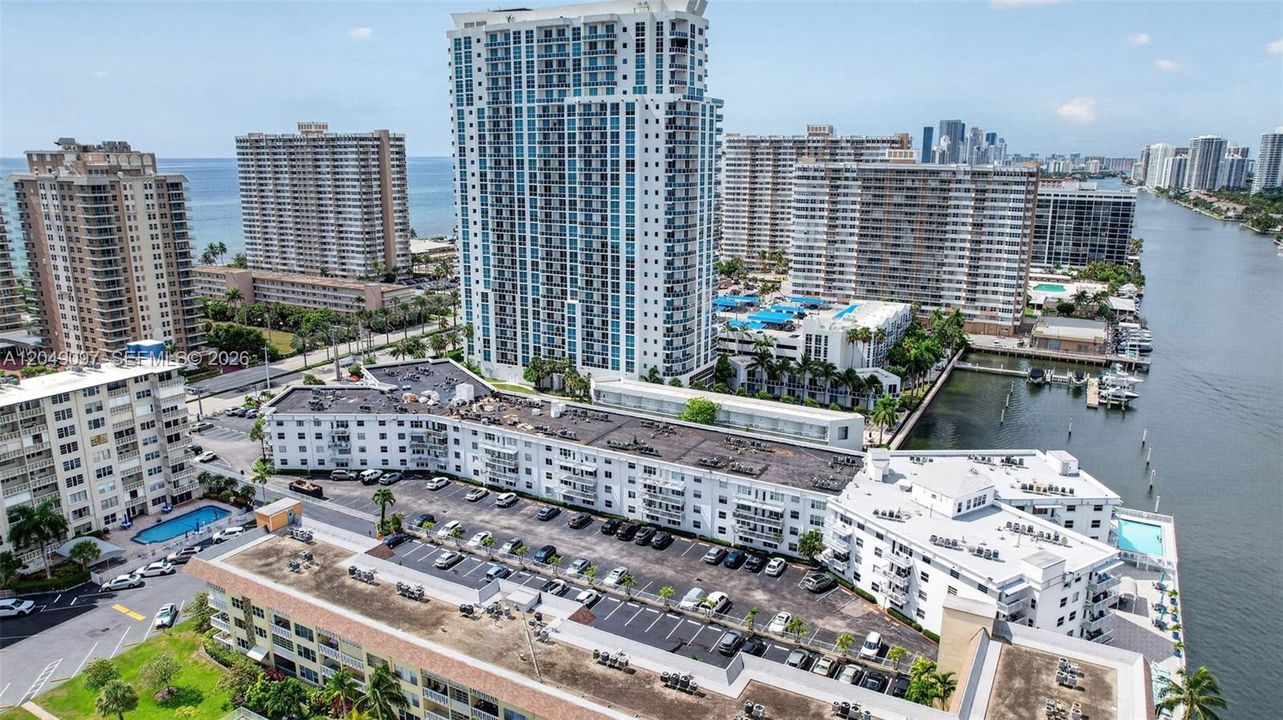 For Sale: $235,000 (1 beds, 1 baths, 700 Square Feet)
