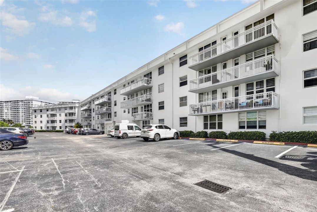 For Sale: $235,000 (1 beds, 1 baths, 700 Square Feet)