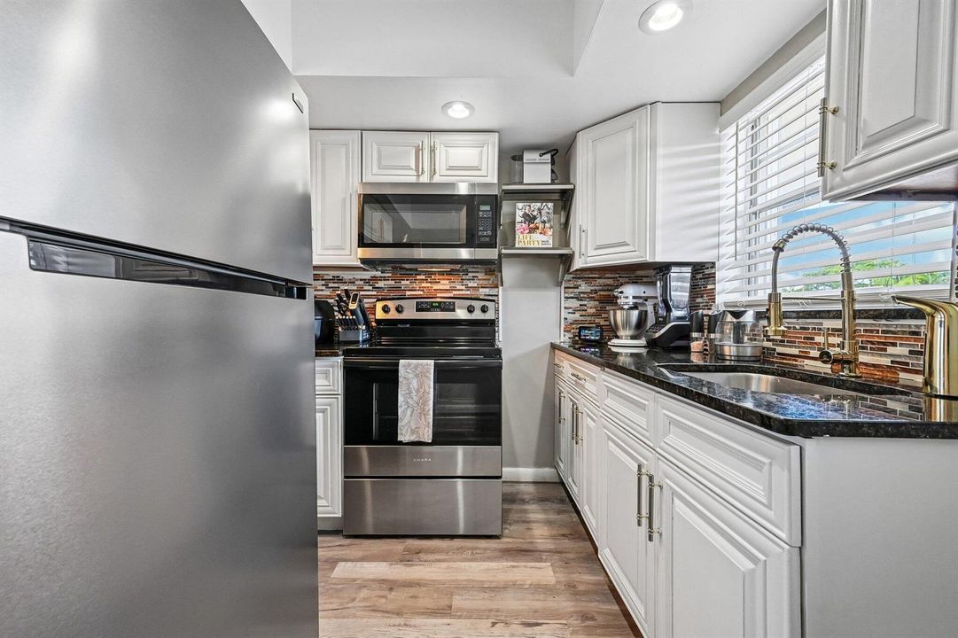 12-web-or-mls-NE 17th Ave 202-S1707-012