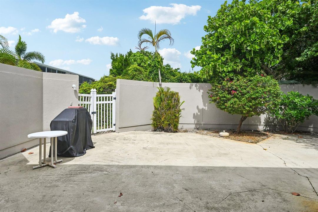 49-web-or-mls-NE 17th Ave 202-1707-909