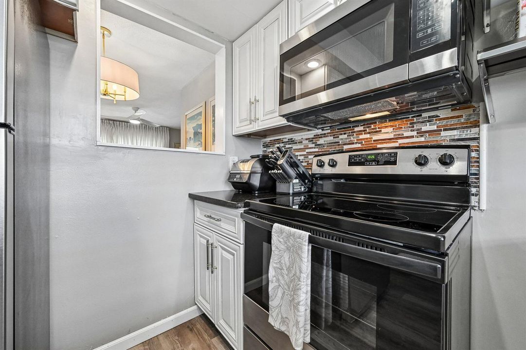 14-web-or-mls-NE 17th Ave 202-S1707-014