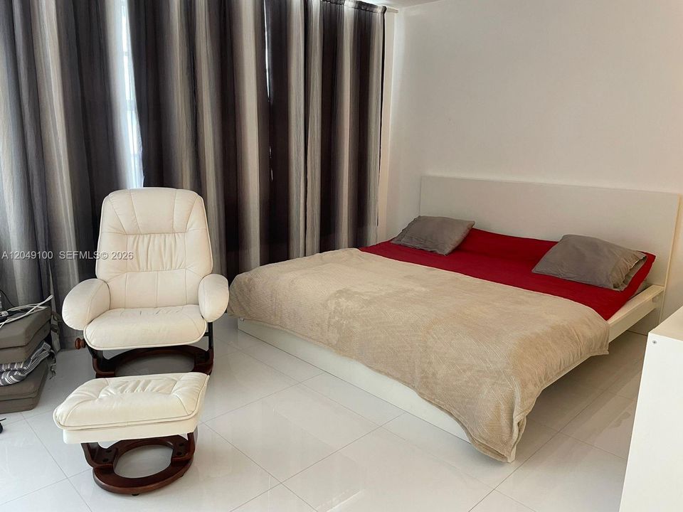 For Rent: $2,200 (0 beds, 1 baths, 515 Square Feet)