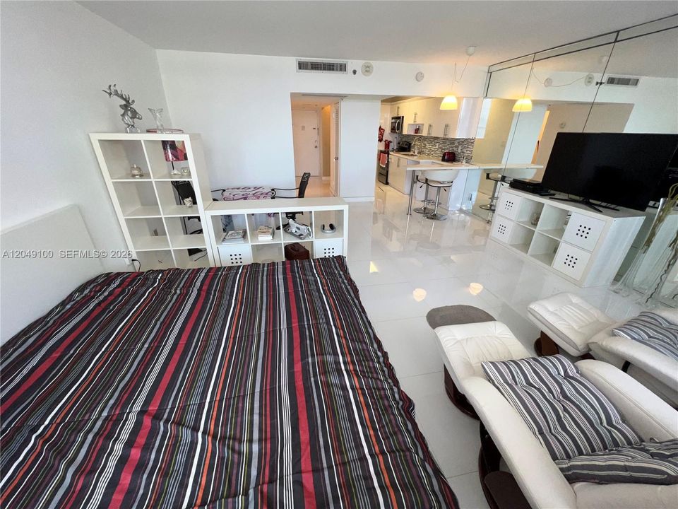 For Rent: $2,200 (0 beds, 1 baths, 515 Square Feet)