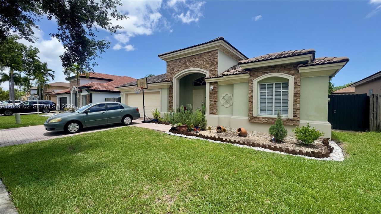 For Sale: $599,000 (4 beds, 3 baths, 1921 Square Feet)