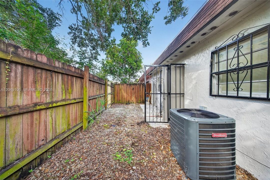 For Rent: $2,500 (3 beds, 1 baths, 1192 Square Feet)