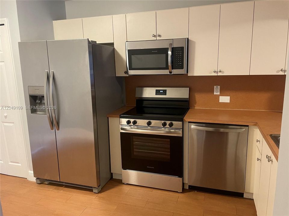 For Rent: $1,900 (2 beds, 2 baths, 822 Square Feet)