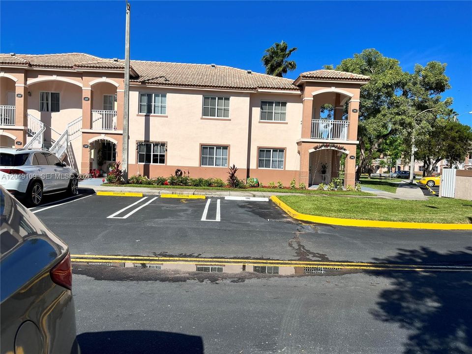 For Rent: $1,900 (2 beds, 2 baths, 822 Square Feet)