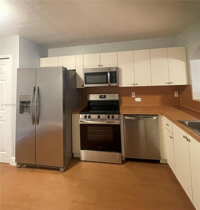 For Rent: $1,900 (2 beds, 2 baths, 822 Square Feet)