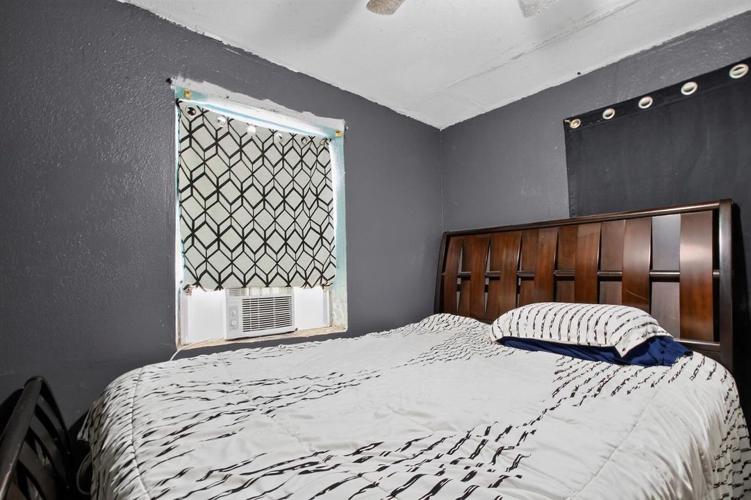 27_608_NW_15th_Ave-Bedroom-1320