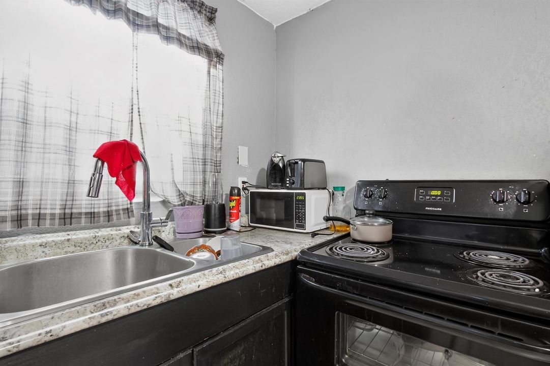16_608_NW_15th_Ave-Kitchen-1317
