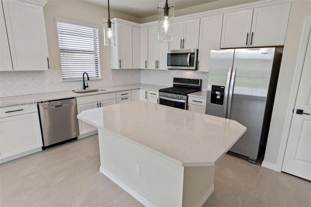 For Rent: $4,700 (3 beds, 2 baths, 1941 Square Feet)