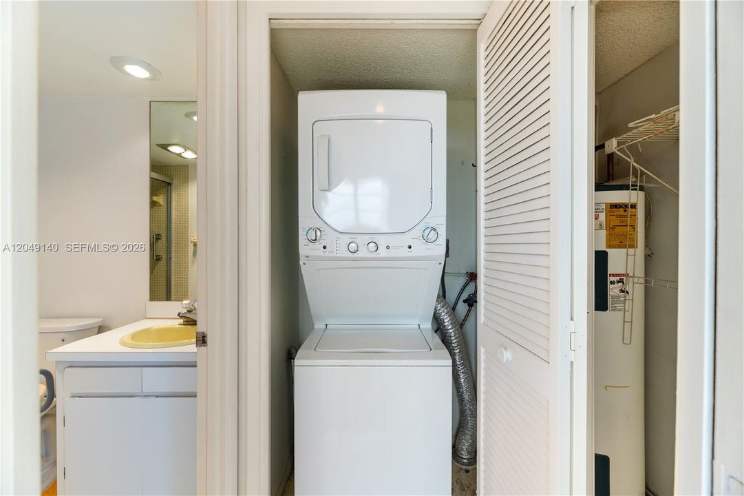 For Sale: $209,900 (2 beds, 2 baths, 1064 Square Feet)