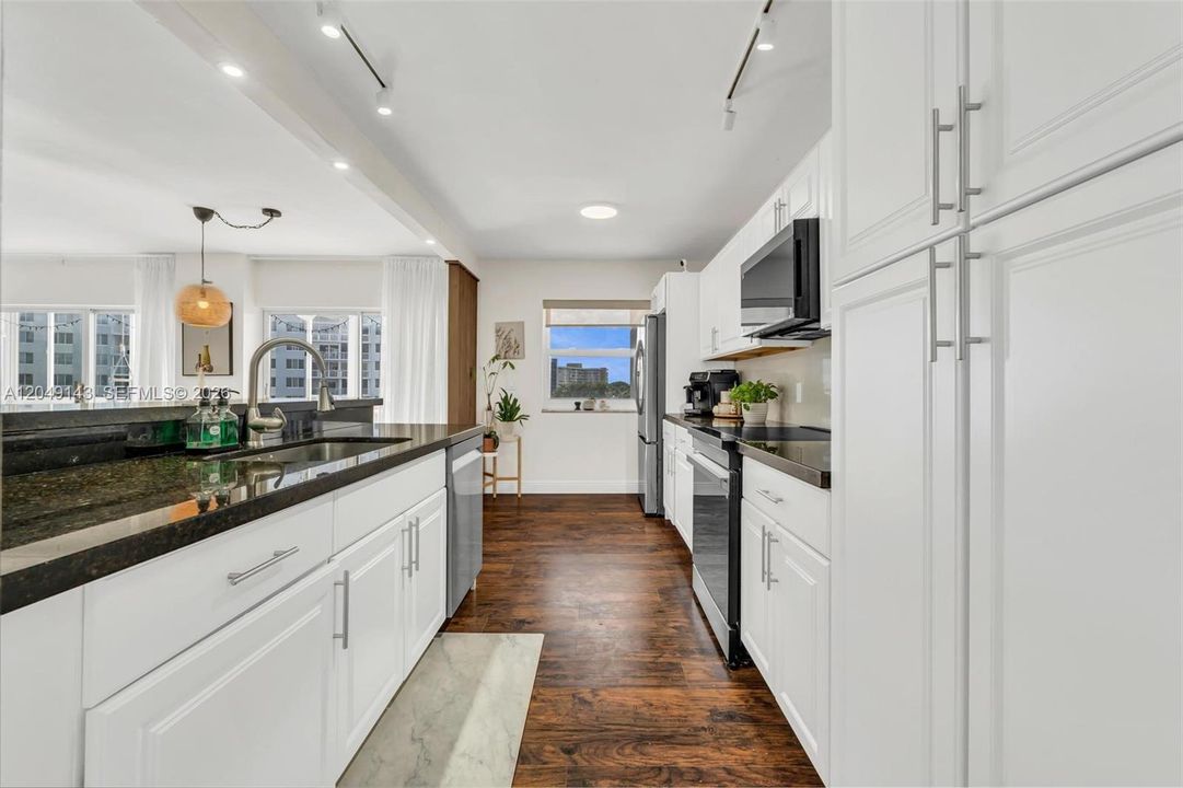 For Sale: $275,000 (2 beds, 2 baths, 1344 Square Feet)