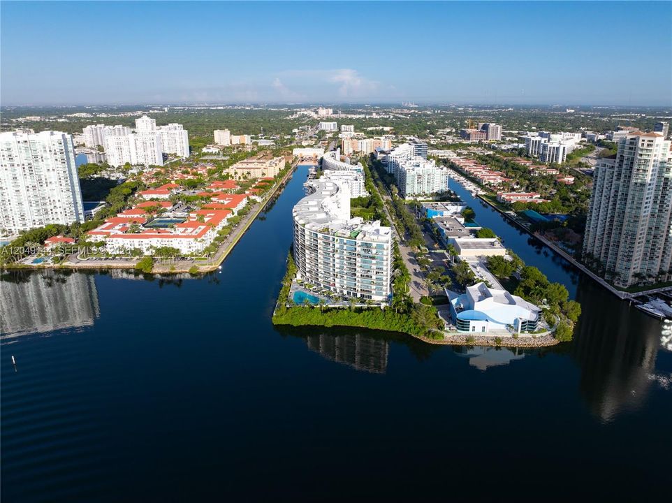 For Sale: $1,865,000 (4 beds, 4 baths, 2518 Square Feet)