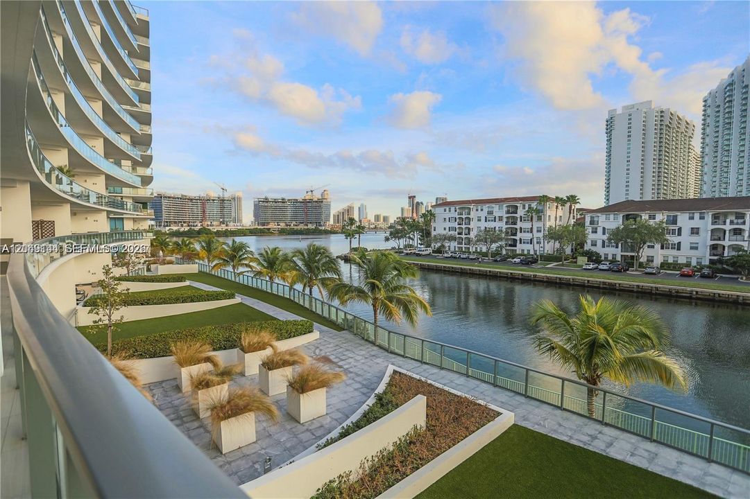 For Sale: $1,865,000 (4 beds, 4 baths, 2518 Square Feet)