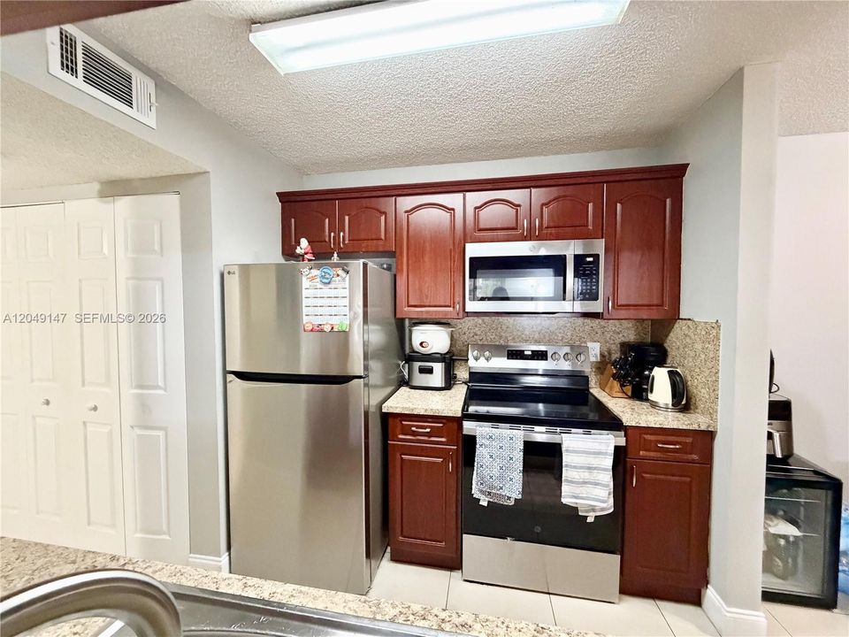 For Rent: $2,250 (2 beds, 2 baths, 1075 Square Feet)